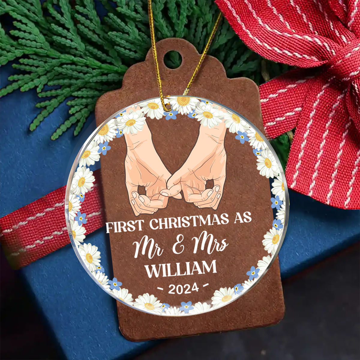 Holding Hands Husband And Wife First Christmas - Personalized Circle Glass Ornament