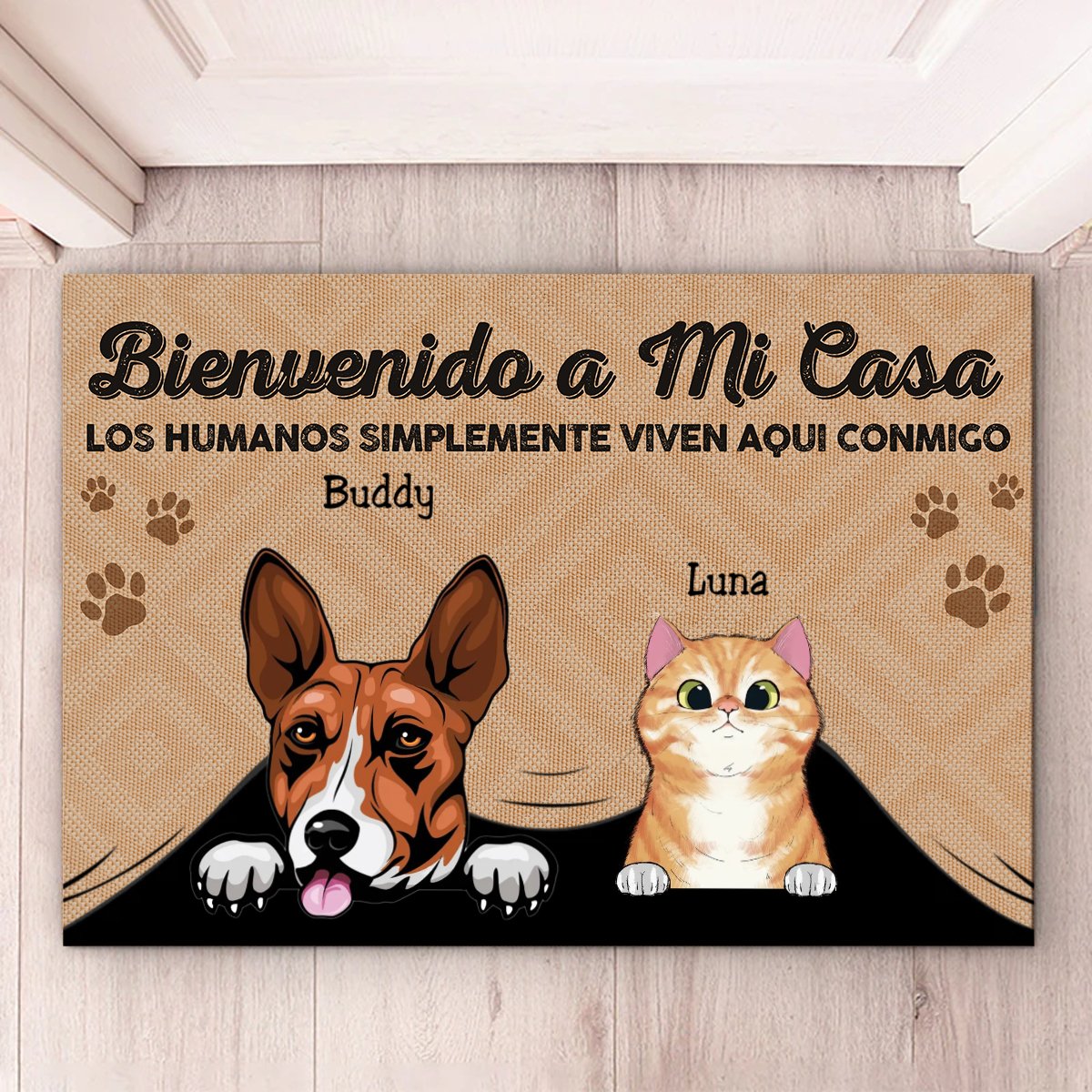 Pet Lovers - Los Humanos Simplemente Viven Aquí Con Nosotros Spanish - Personalized Doormat - Makezbright Gifts