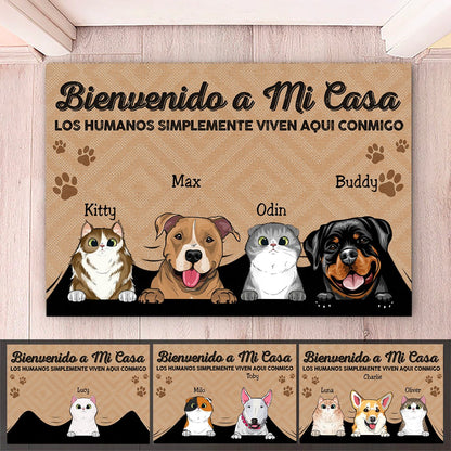 Pet Lovers - Los Humanos Simplemente Viven Aquí Con Nosotros Spanish - Personalized Doormat - Makezbright Gifts