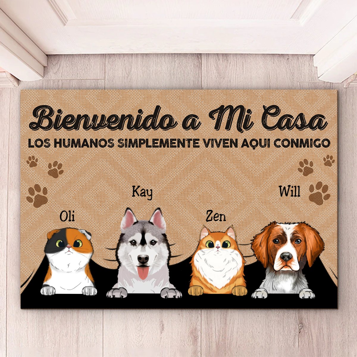 Pet Lovers - Los Humanos Simplemente Viven Aquí Con Nosotros Spanish - Personalized Doormat - Makezbright Gifts