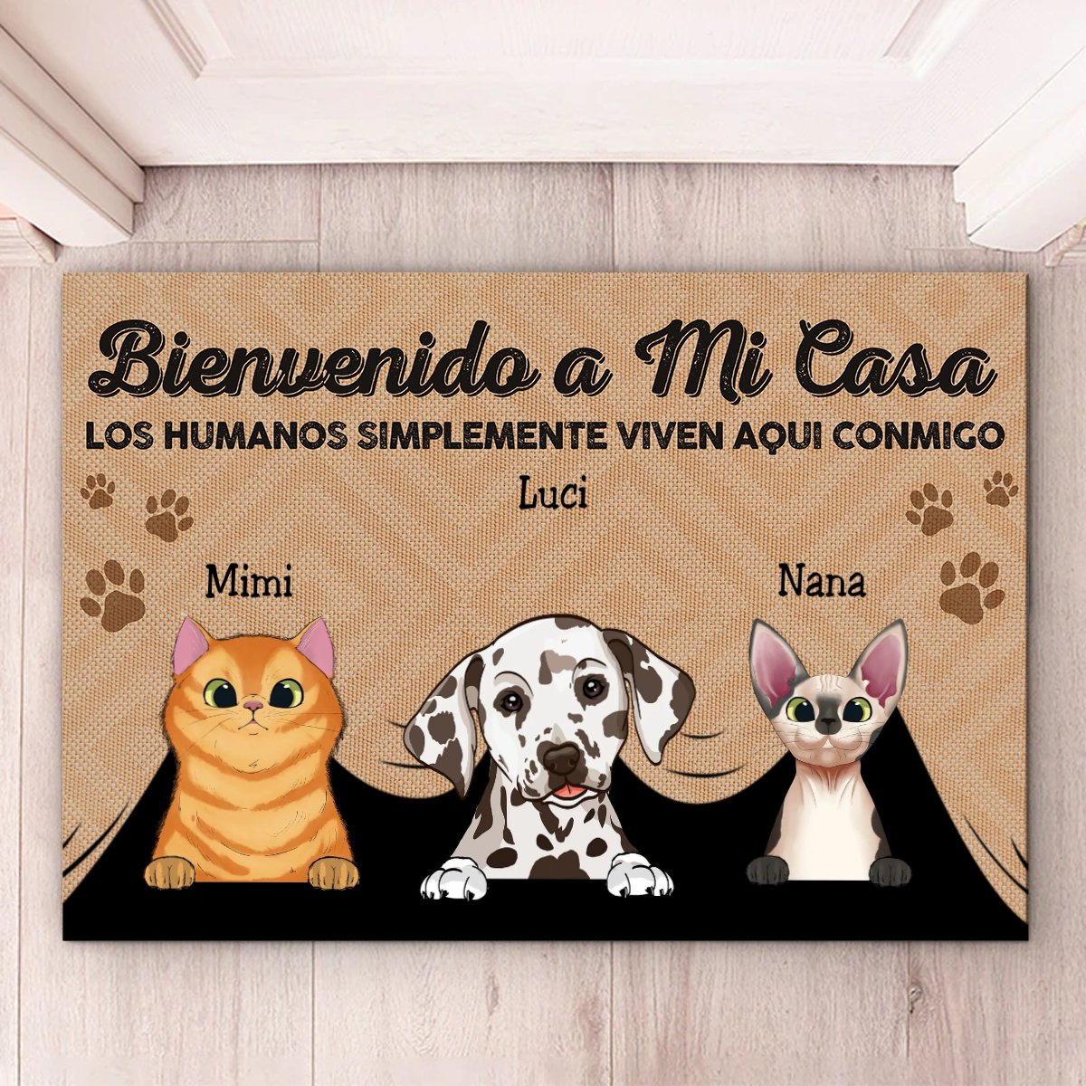 Pet Lovers - Los Humanos Simplemente Viven Aquí Con Nosotros Spanish - Personalized Doormat - Makezbright Gifts